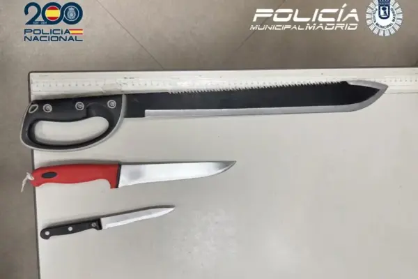 The police arrest four young people from Tetuán for threatening bus passengers with a machete