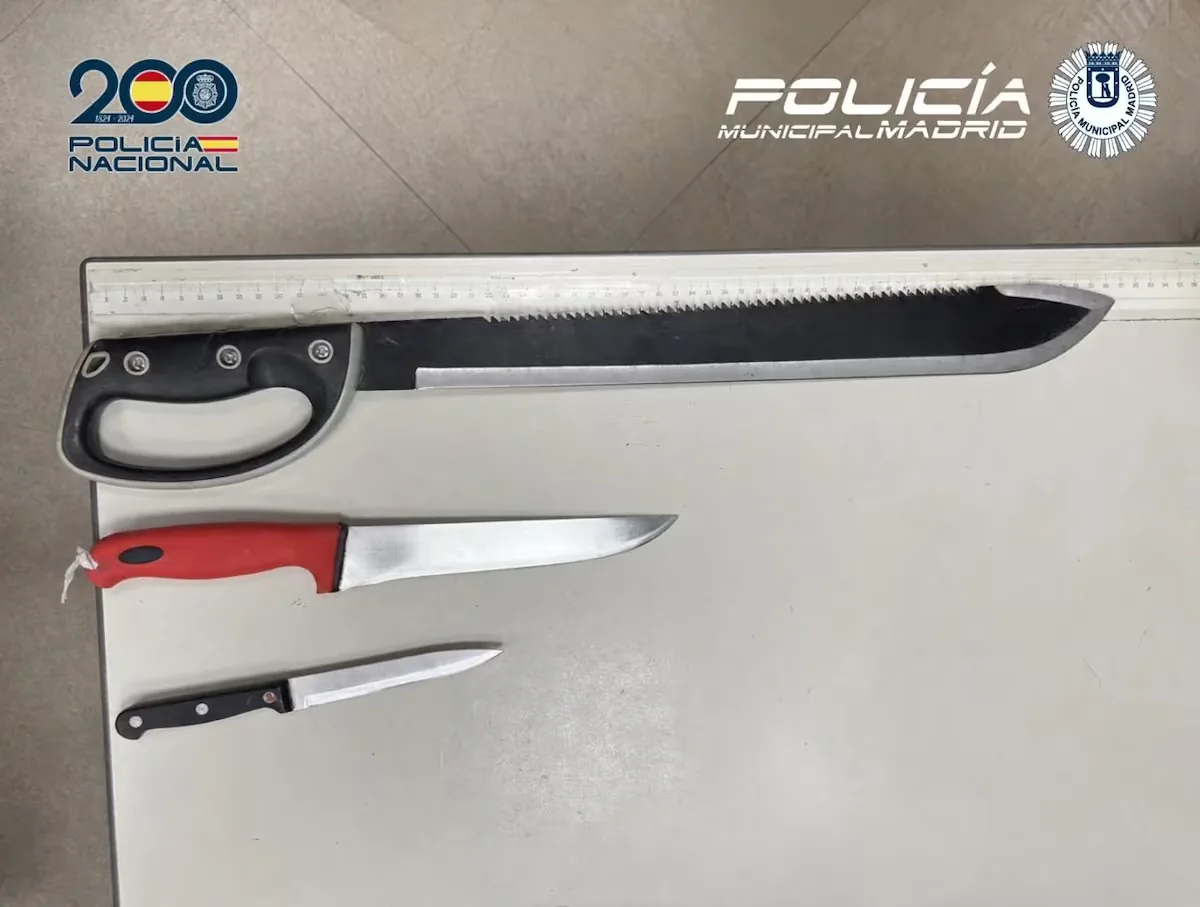 The police arrest four young people from Tetuán for threatening bus passengers with a machete