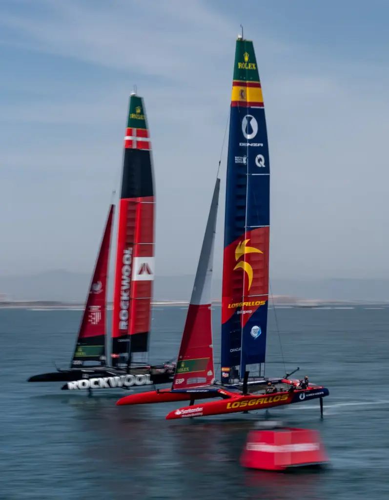 The boiling Mediterranean is silk for Los Gallos, who dazzle in the first day of the SailGP in Valencia