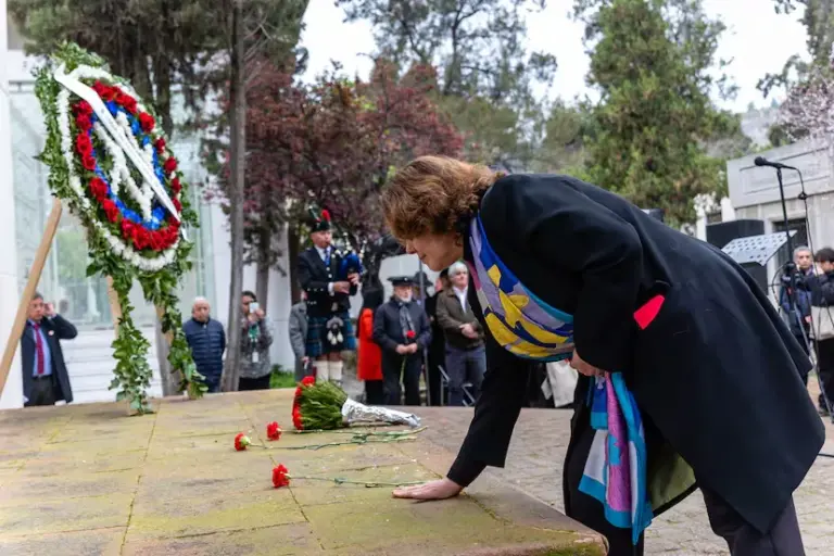 September 11: Boric defends at Allende's grave that official ceremonies are not needed "to remember history"