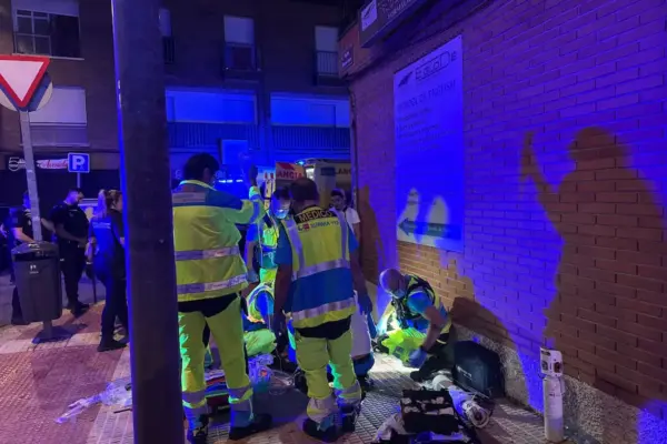 A young man dies in Parla after suffering a cut to the neck with a bottle and another is injured in the chest