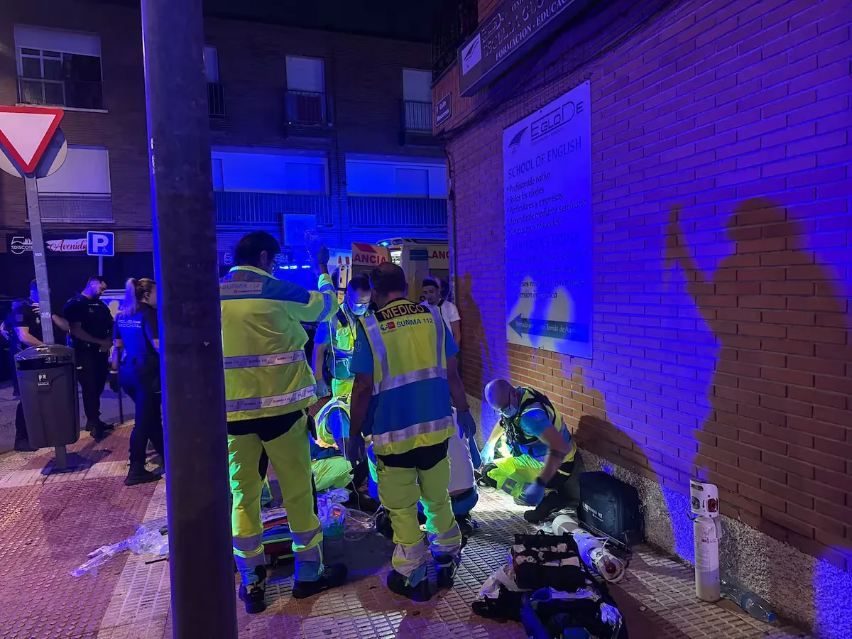 A young man dies in Parla after suffering a cut to the neck with a bottle and another is injured in the chest