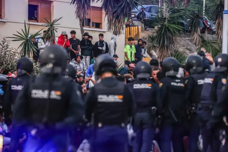 Tension and chaos in the transfer of migrants from Benítez beach to the port of Ceuta