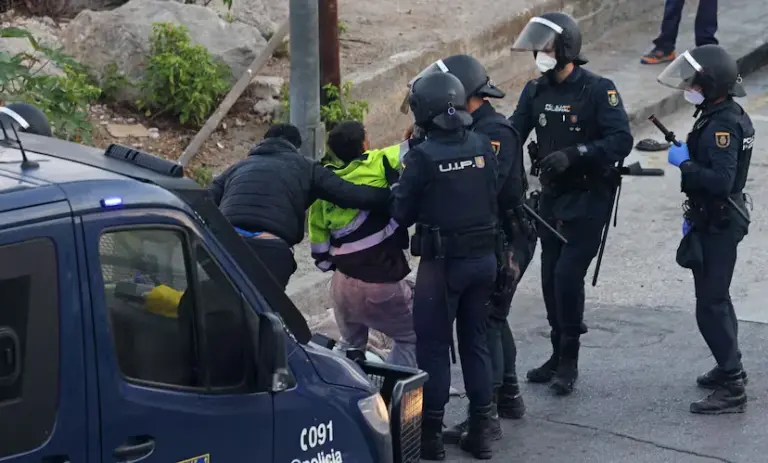 Tension and chaos in the transfer of migrants from Benítez beach to the port of Ceuta