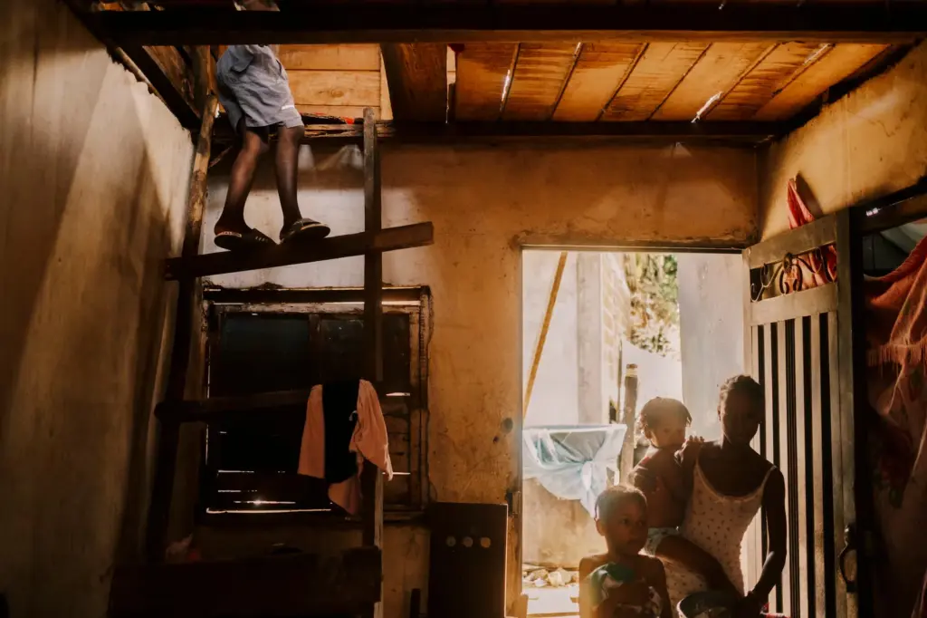 Orphan and mother of four siblings at 18: the life of Heidy Rojas after the earthquake in Chocó