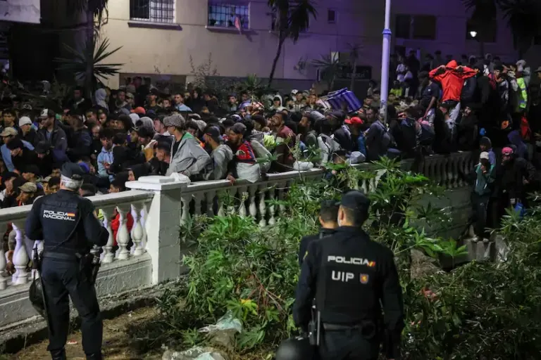 Tension and chaos in the transfer of migrants from Benítez beach to the port of Ceuta