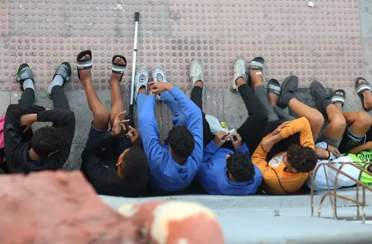 Tension and chaos in the transfer of migrants from Benítez beach to the port of Ceuta