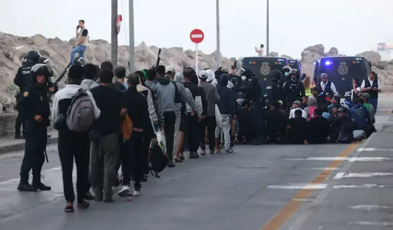 Tension and chaos in the transfer of migrants from Benítez beach to the port of Ceuta