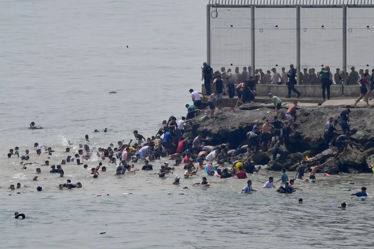 The CNI warned Morocco, the Government Delegation, and the Civil Guard of “calls” in groups with 180,000 members the day before the massive entry into Ceuta