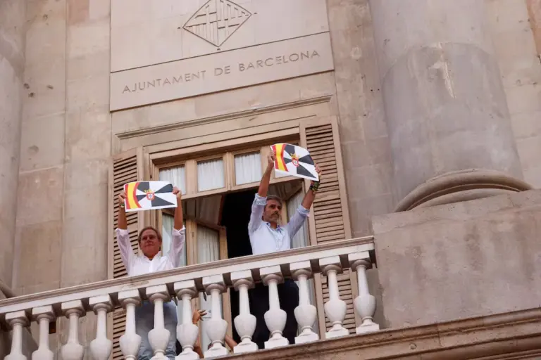 Vox deputy Joan Garriga and the party councilor Gonzalo de Oro display the Ceuta flag from the balcony of the Barcelona City Hall during the rally in support of the people of Ceuta, last Wednesday at Sant Jaume square in Barcelona.