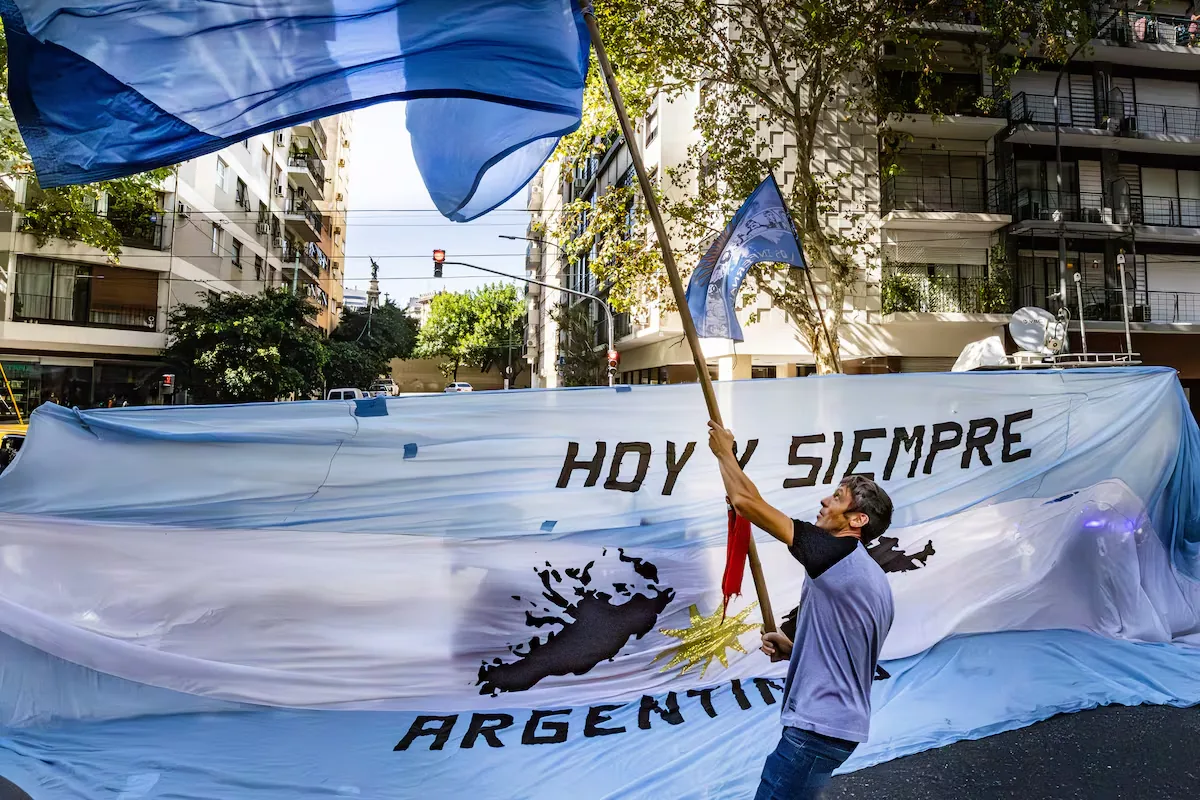 Malvinas centralizes the public agenda in Argentina while education sinks