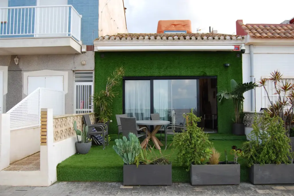 A shipping container turned into a home: story of the most special house in the Mar Menor