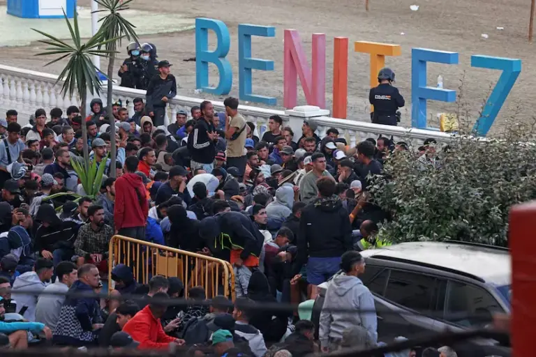 Tension and chaos in the transfer of migrants from Benítez beach to the port of Ceuta