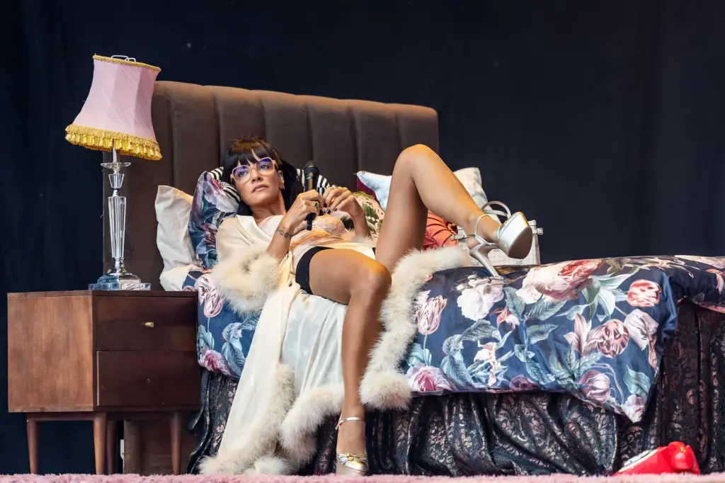 Lily Allen habla sobre su primera vez sobria en una gira mundial: “No extraño las jodidas resacas ni apestar a alcohol”