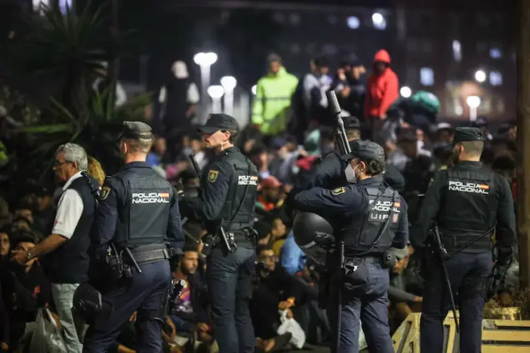 Tension and chaos in the transfer of migrants from Benítez beach to the port of Ceuta