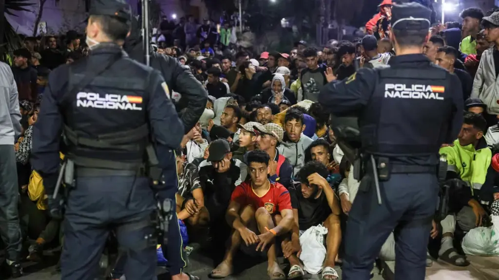 Tension and chaos in the transfer of migrants from Benítez beach to the port of Ceuta