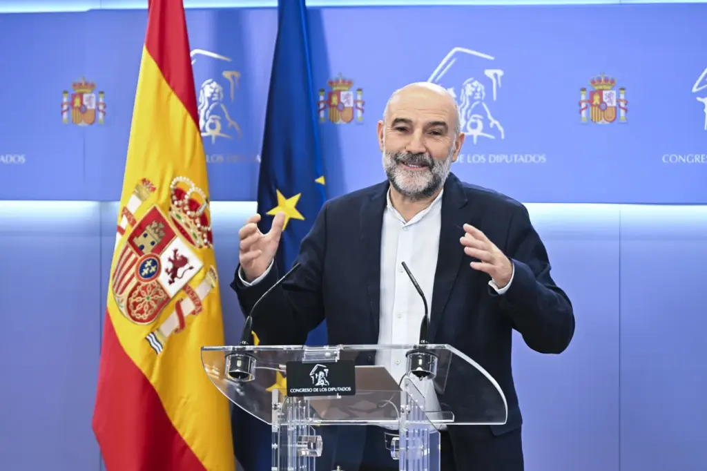 MADRID, 15/09/2026.- El portavoz del BNG Néstor Rego da  una rueda de prensa en el marco de la reunión de la Junta de Portavoces este martes en el Congreso de los Diputados. EFE/ Fernando Villar