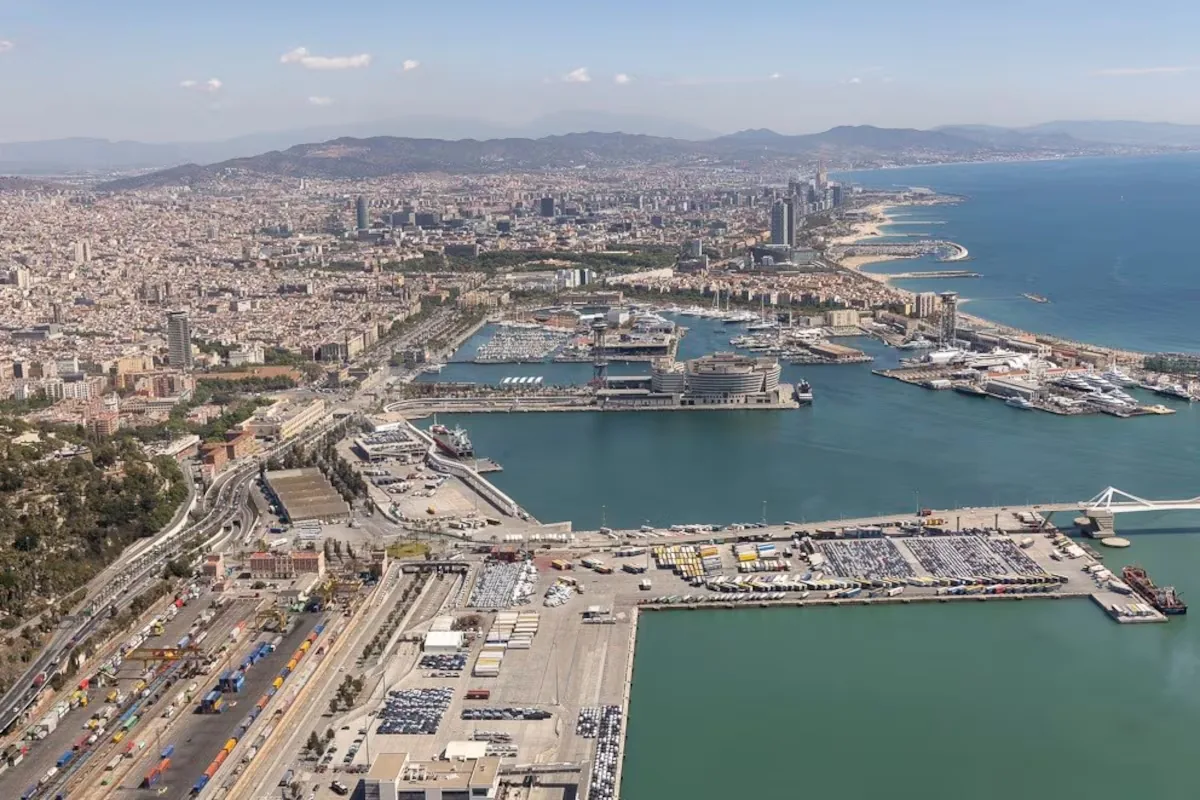 Several injured, one critical, due to carbon monoxide poisoning on a boat in Barcelona