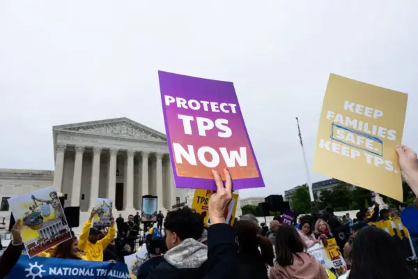 Trump's proposal to exclude non-permanent resident migrants from the census violates the Constitution, according to experts