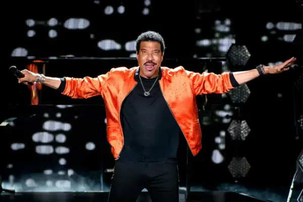 Lionel Richie enters the ICU for tests after being unable to stand during a concert