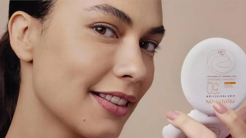 El maquillaje compacto de Avene ofrece protección de amplio espectro.