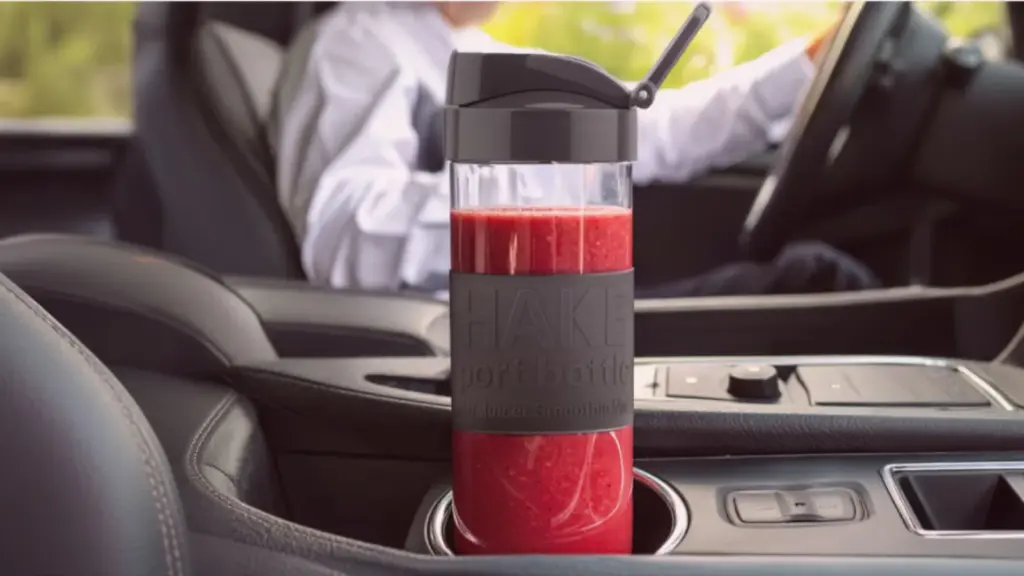Blend directly in the bottle and take it with you: the hand blender with 2 portable cups that is a hit on Amazon