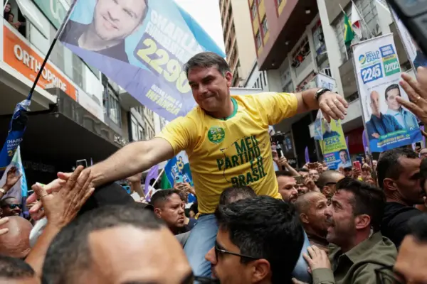 La policía investiga si los Bolsonaro usaron dinero público para pagar la película sobre el expresidente