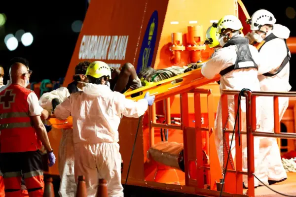 More than 80 people die in a canoe rescued south of the Canary Islands