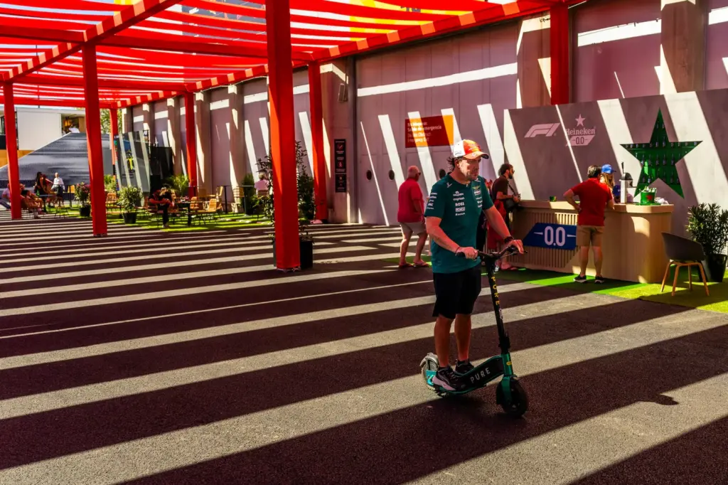 Sainz in a ‘buggy’, Leclerc’s ‘dachshund’ and Alonso on a scooter in the ‘paddock’ with the most VIPs in Europe