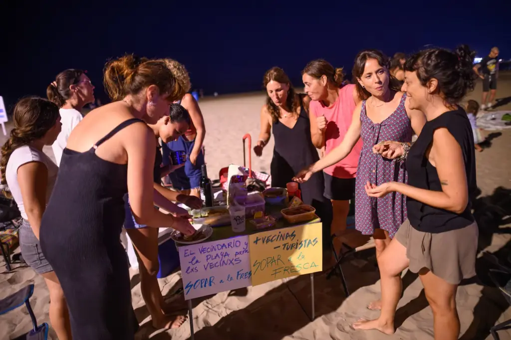 Dining outdoors: from popular custom to neighborhood protest against mass tourism and the privatization of public space