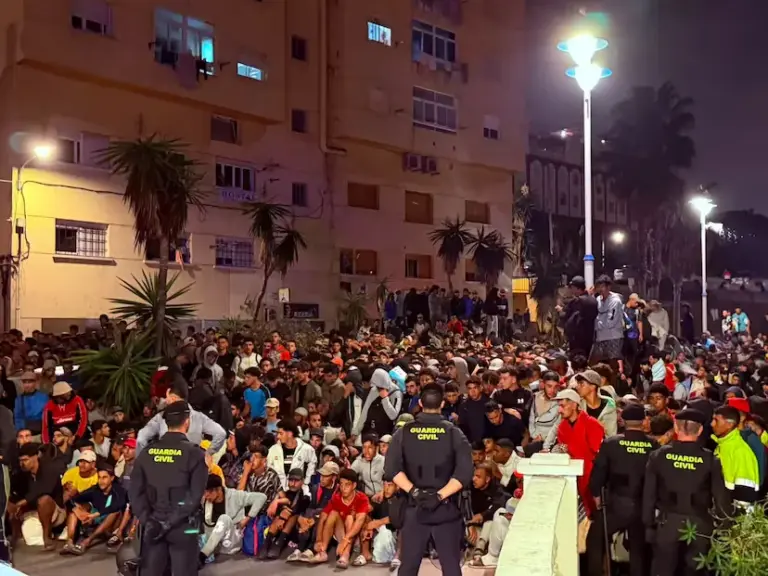 Tension and chaos in the transfer of migrants from Benítez beach to the port of Ceuta