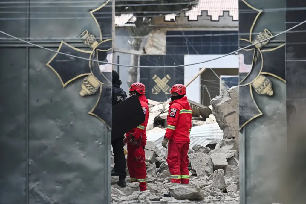 Bolivia searches for missing persons after the double explosion that caused at least seven deaths in a barracks