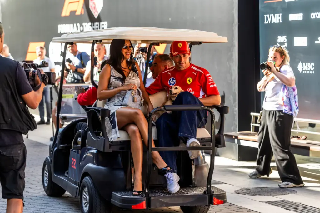 Sainz in a ‘buggy’, Leclerc’s ‘dachshund’ and Alonso on a scooter in the ‘paddock’ with the most VIPs in Europe