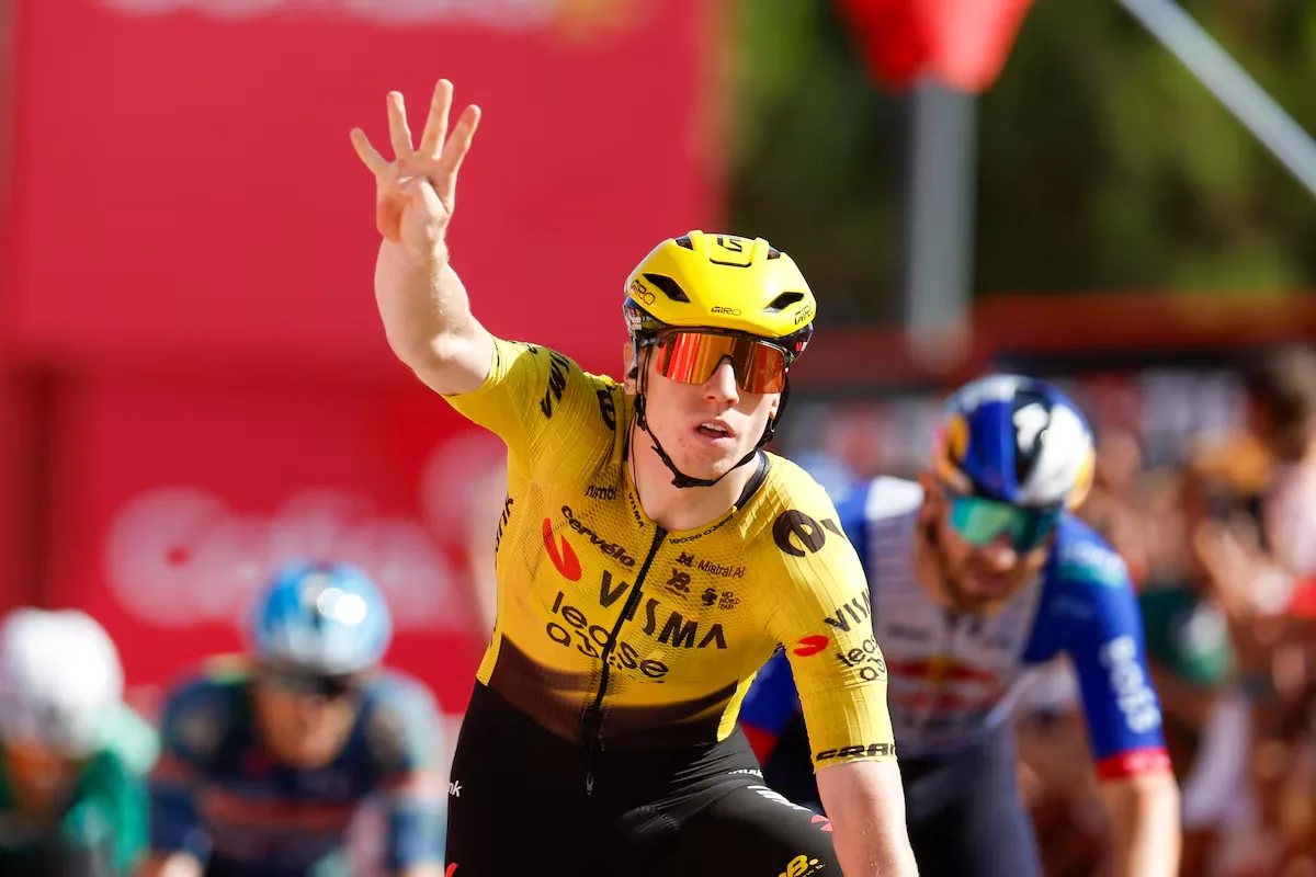 This is how a stage is experienced from a support car in the Vuelta: “Guys, watch out for the crosswinds”
