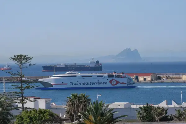The Government takes control of the port of Ceuta to accommodate more than 1,000 immigrants amid new resistance from Vivas