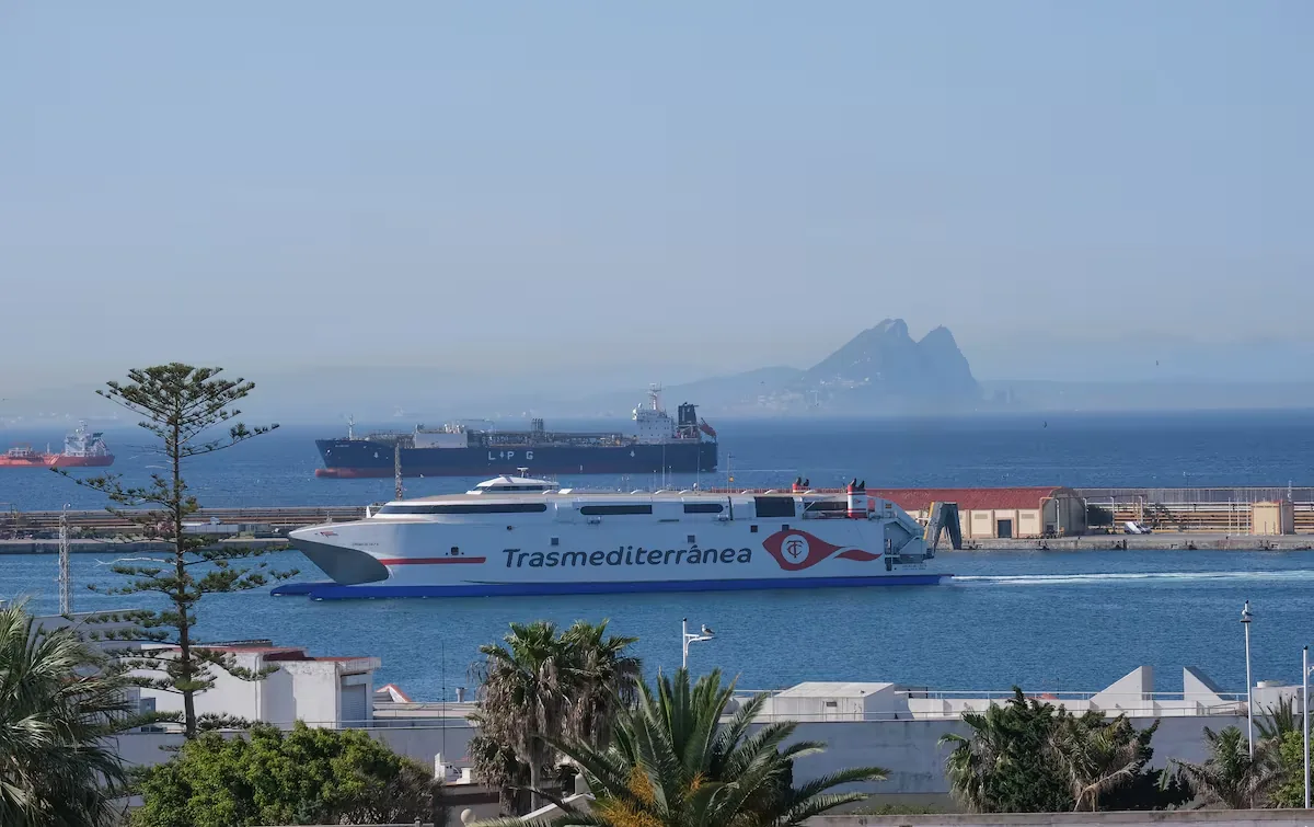 The Government takes control of the port of Ceuta to accommodate more than 1,000 immigrants amid new resistance from Vivas