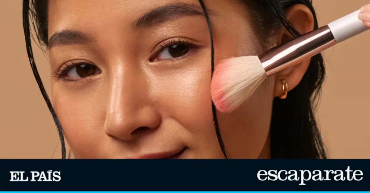 It looks like a traditional compact powder, but this Avène makeup hides a formula with high sun protection