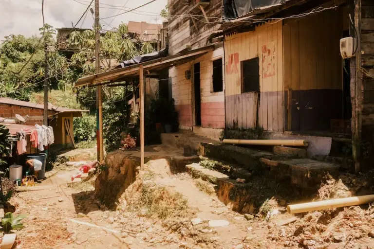 Orphan and mother of four siblings at 18: the life of Heidy Rojas after the earthquake in Chocó