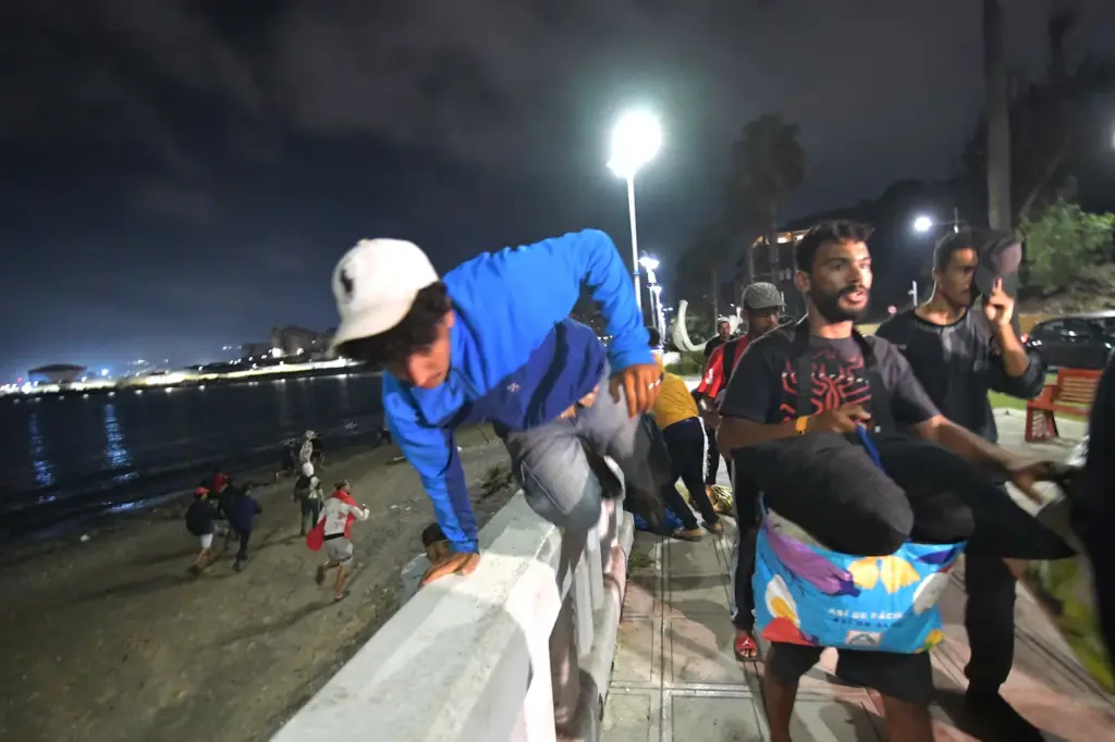 The migrants who were left without a place in the Port of Ceuta: "The law of the strongest has won"