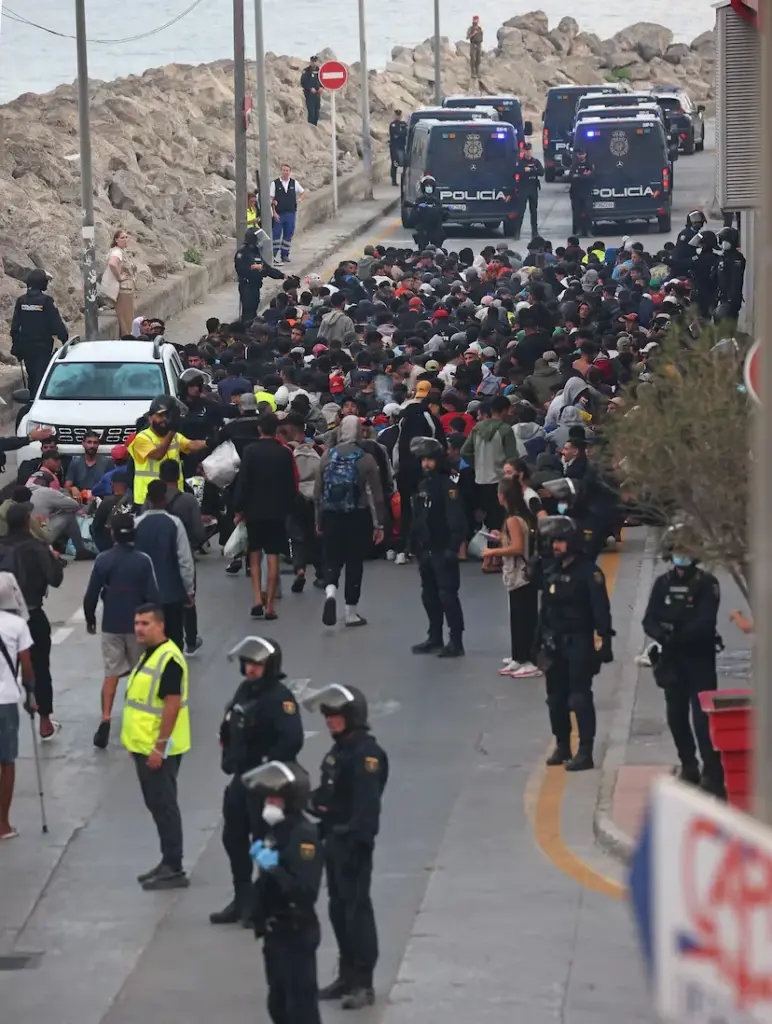 Tension and chaos in the transfer of migrants from Benítez beach to the port of Ceuta
