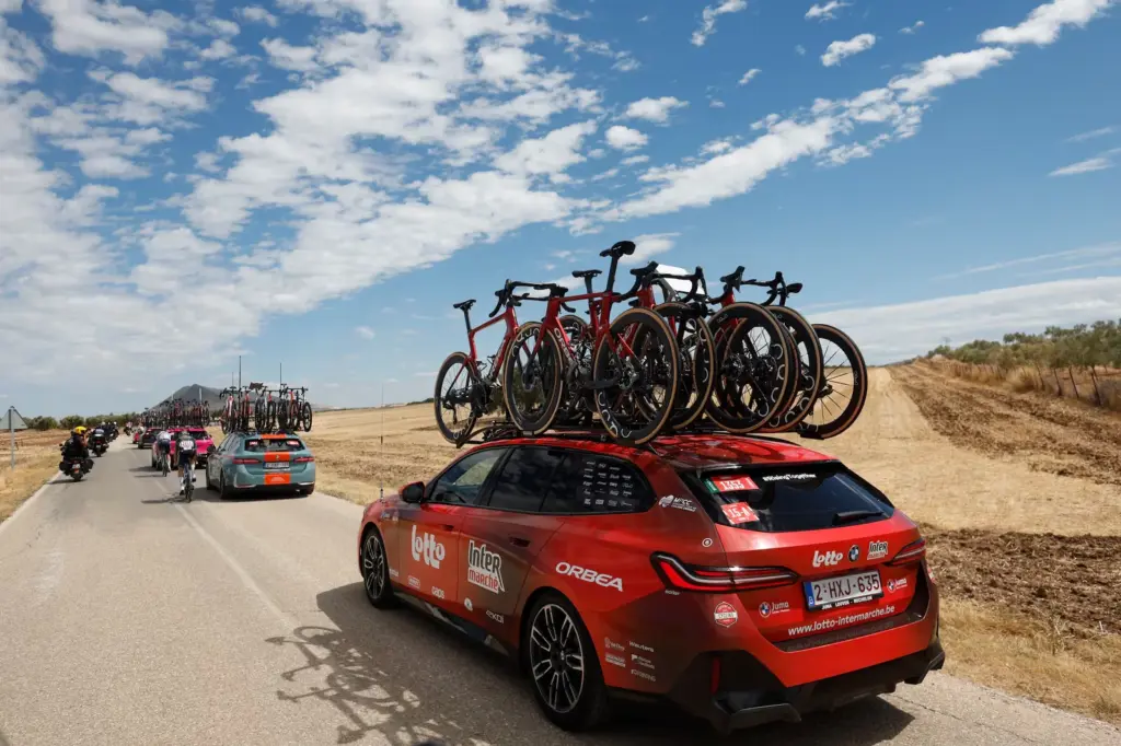 This is how a stage is experienced from a support car in the Vuelta: “Guys, watch out for the crosswinds”