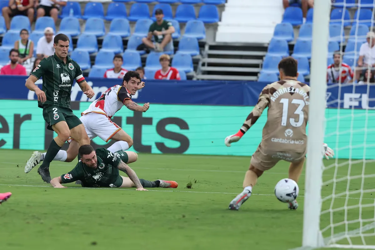 Camello and Ratiu turn Butarque into Vallecas and give Rayo the first victory of the season