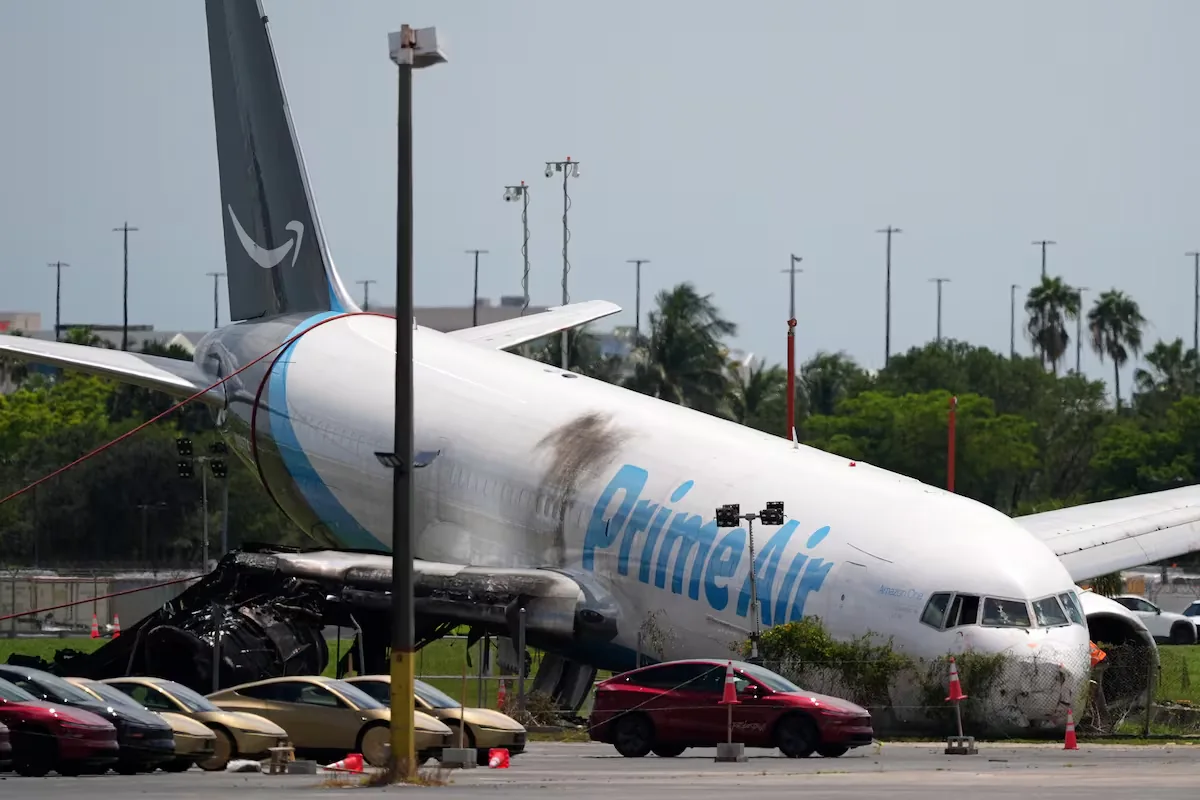 The five fatalities of the plane crash in Miami were in a van for cleaning staff