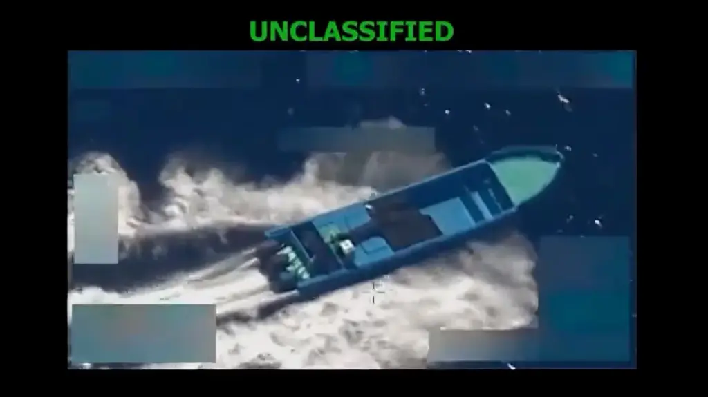 Moment of the attack by the United States on a vessel in the Pacific Ocean.