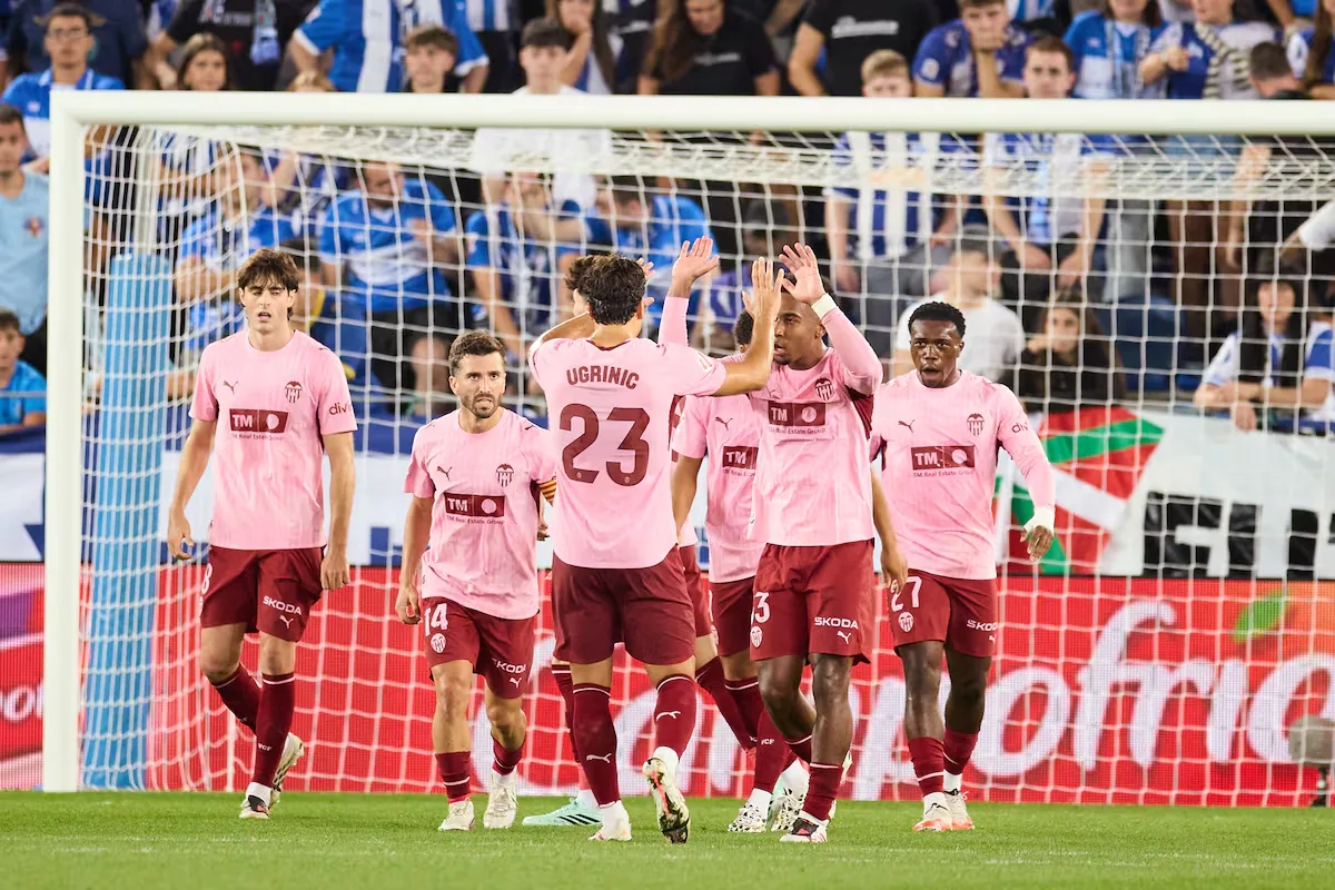 Valencia comes back to life in Mendizorroza and earns its first win of the season